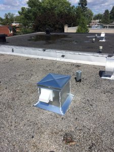 Installation de boîte mécanique pour sortie au toit à Montréal | Toiture Roger Savoie