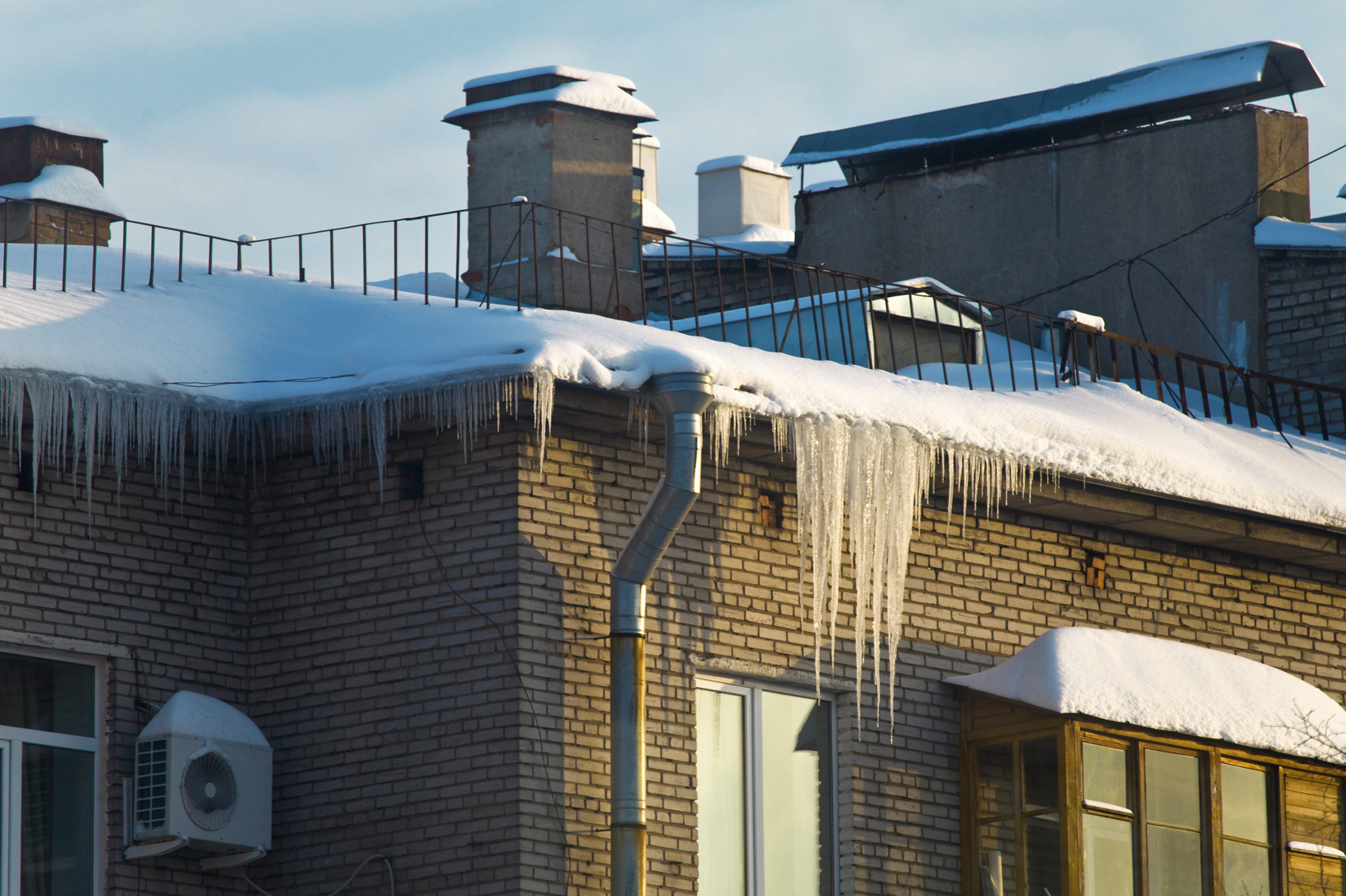 Déneigement de toiture à Montréal, Laval et ses environs | Toiture Roger Savoie situé à Verdun dans Montréal