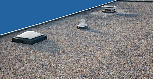 Toiture asphalte et gravier sur toit plat — toiture multicouche à Montréal, Laval et Verdun | Toiture Roger Savoie de Verdun