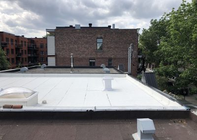 Couverture élastomère avec puit de lumière (toiture membrane élastomère sur toit plat à Montréal)-Toiture Roger Savoie